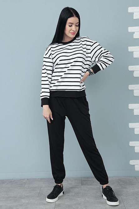 Демисезонный костюм в полоску 