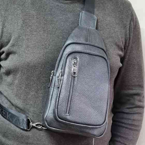 Брендова чоловіча нагрудна сумка рюкзак слінг з натуральної шкіри молодіжна шкіряна чорна сумочка на плече Київ