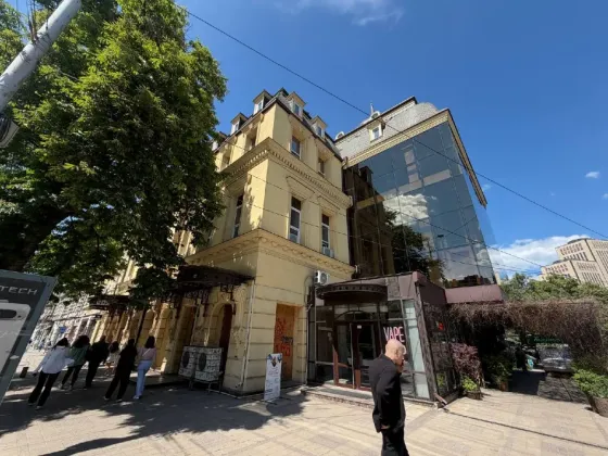 Здам офіс в центрі міста. Барикадна 4 поверх з 4, 1 кімната, гарний ремонт, були нігті Канікули на заїзд. Охорона, консьєрж. Дніпро