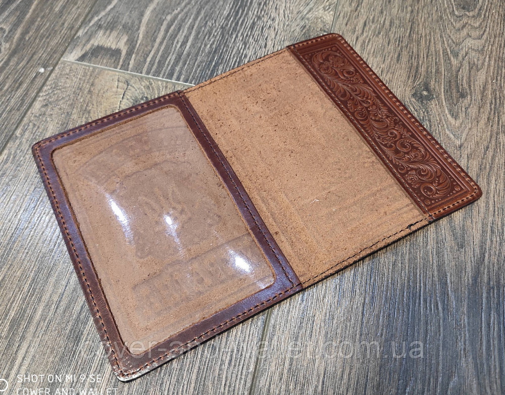 Шкіряна обкладинка на паспорт із тисненням герб України бордового кольору Київ - фото 8