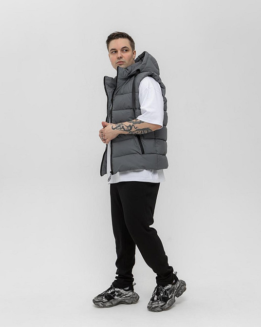 Чоловіча жилетка весна осінь безрукавка з капюшоном демісезонна з кишенями графіт утеплена на блискавці пух M Одеса - фото 8