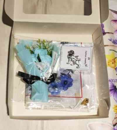 Набір подарунковий: шарф з магнітною застібкою, мило-букет і брошка знак зодіаку в подарунковій коробці Сміла