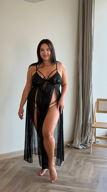 Эротический пеньюар больших размеров plus size с кружевом длинный с разрезом полупрозрачный на бретелях с трусиками черный Одесса - изображение 3