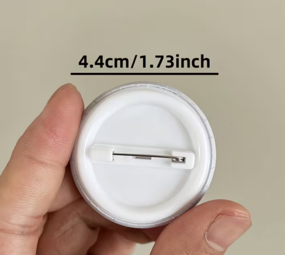 Брошка котик у шоломі – стильний круглий значок Київ