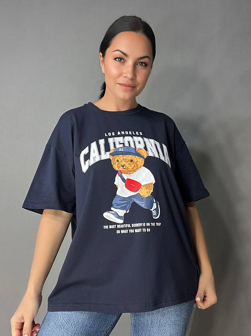 Футболка жіноча 25125 A-N оверсайз подовжена вільний крій з принтом ведмедик напис CALIFORNIA one size, темно-синій, one size Київ - фото 1