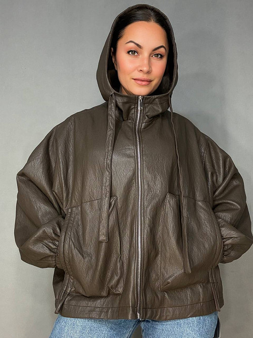 Куртка жіноча Dolly Villa JY-08-6396 з екошкіри оверсайз з капюшоном великі розміри коричнева, коричневий, M Київ - фото 9