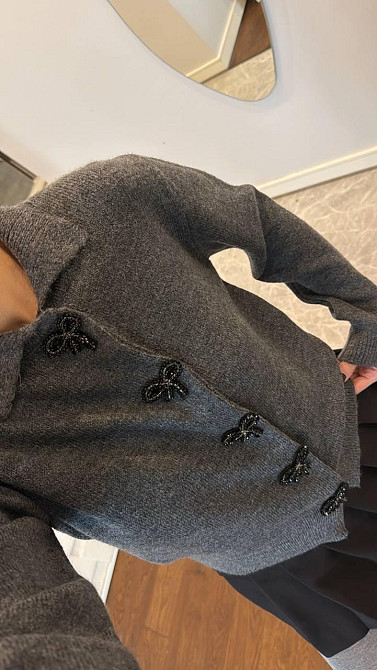 Жіночий укорочений кардиган із декоративними застібками у формі бантиків машинне в'язання Графіт Одеса - фото 6