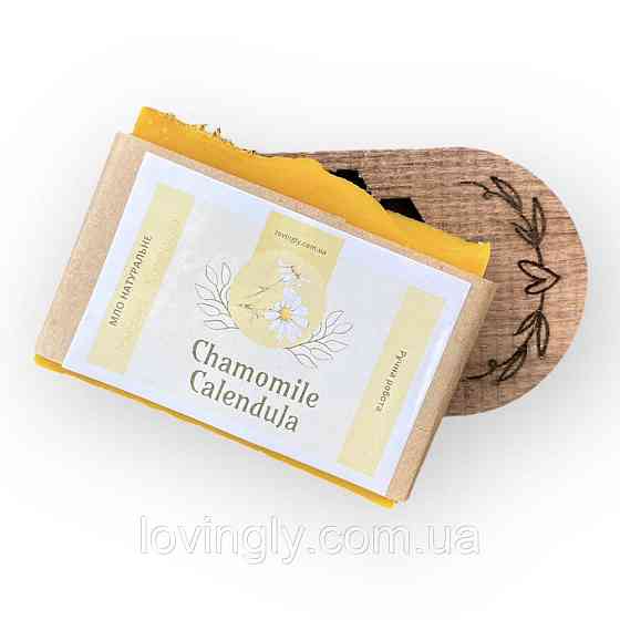 Натуральне мило ручної роботи з ефірною олією ромашки та календули на дерев’яній мильниці з акації Ірпінь