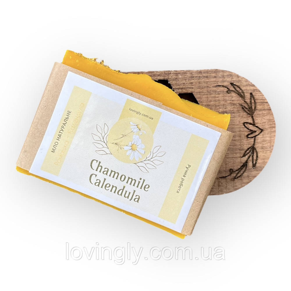 Натуральне мило ручної роботи з ефірною олією ромашки та календули на дерев’яній мильниці з акації Ірпінь - фото 2