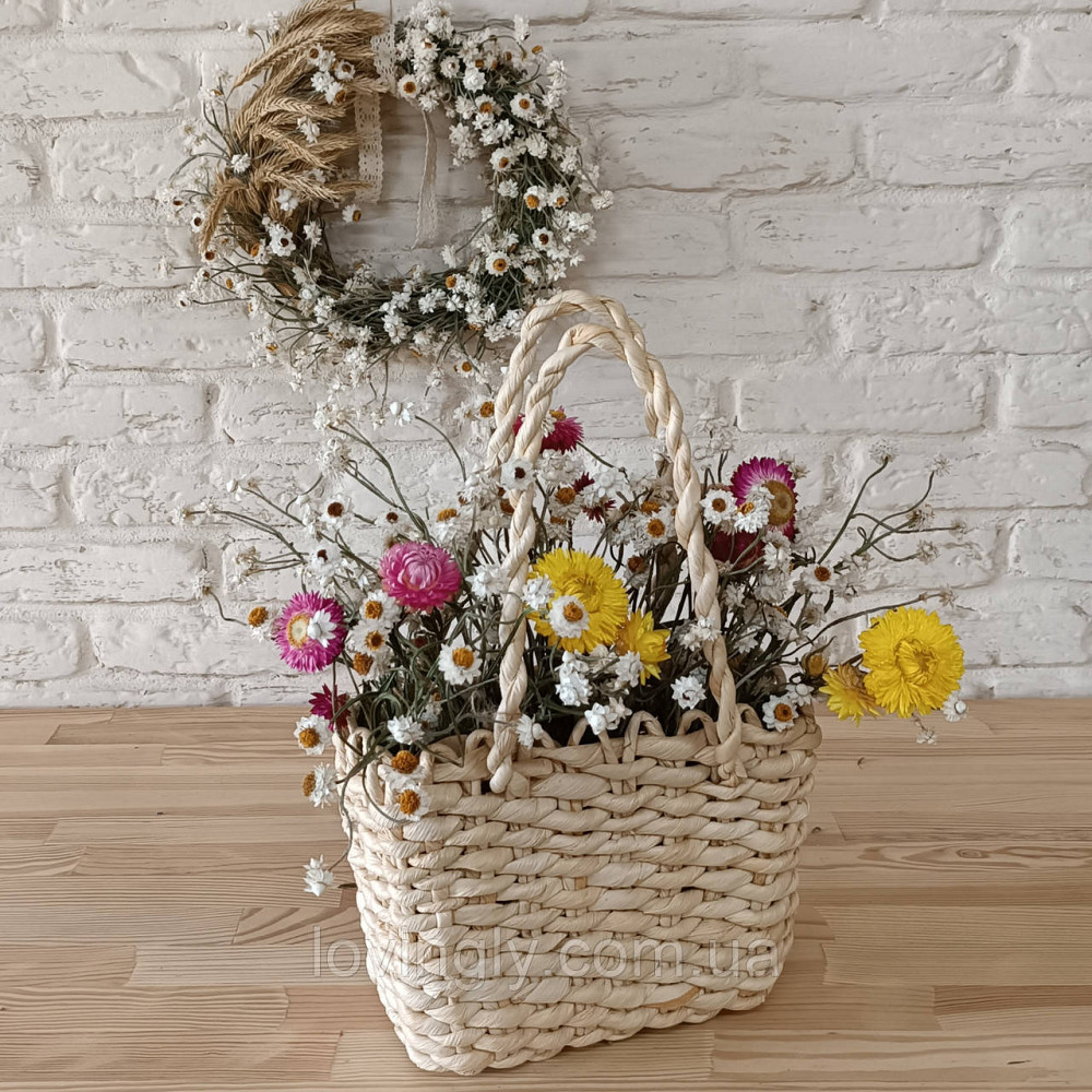 Букет из натуральных сухоцветов в плетеной корзинке 