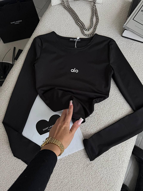 Жіночий стильний базовий лонгслів з надписом та вирізом під пальчик мікродайвінг Одеса - фото 2