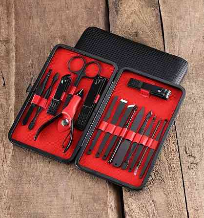 Набор для маникюра и педикюра универсальных инструментов,16 шт, цвет черный в кейсе пинцет,ножницы, пилочка Каменец-Подольский