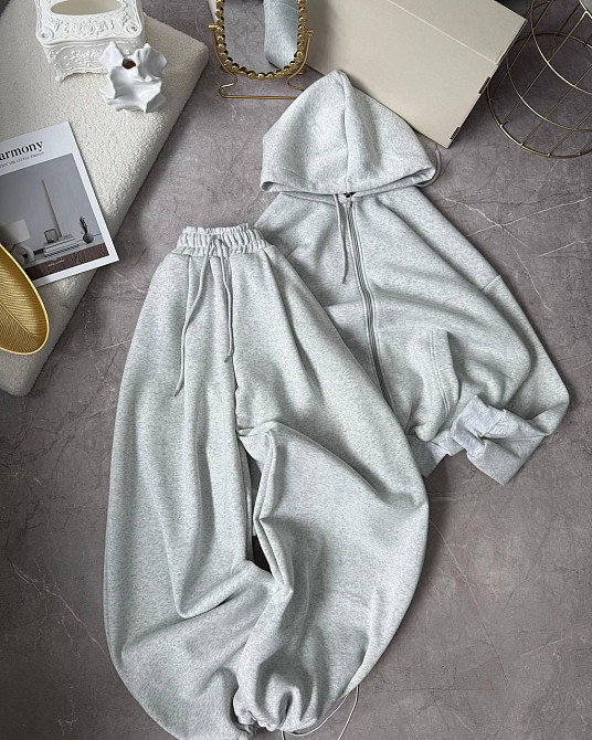 Жіночий теплий прогулянковий костюм у стилі оверсайз з обʼємним зіп худі та штанами трьохнитка на флісі Одеса - фото 2