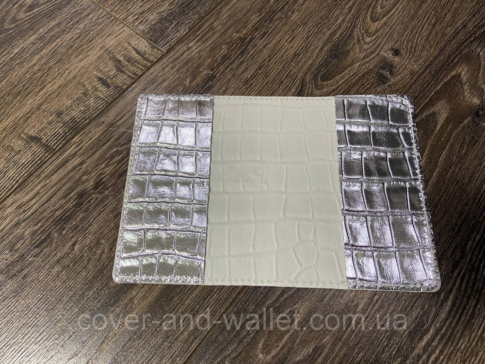 Шкіряна жіноча обкладинка на паспорт сріблястого кольору під крокодила ST Leather Київ - фото 5