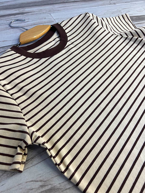 Футболка жіноча A-N 25190 смугаста базова контрастний комір середня довжина one size коричнева, коричневий, one size Київ - фото 9