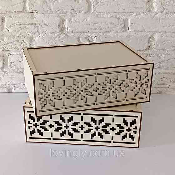 Подарункова коробка  кремового кольору з орнаментом 29/20/10 см Ірпінь