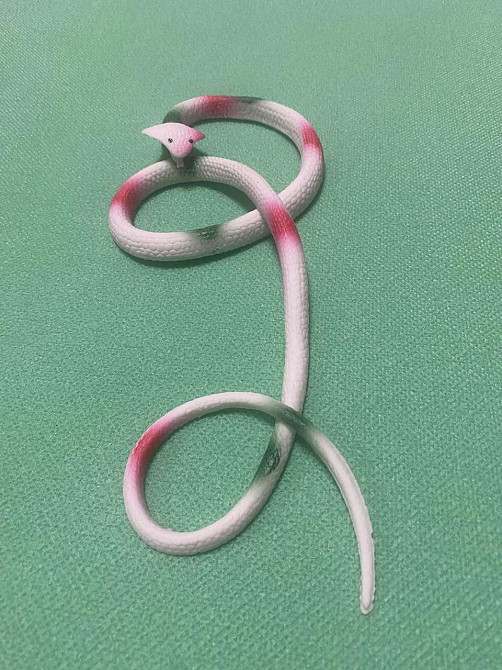 Іграшка змія резинова білого кольору, Декор на Хеллоуїн, чудова прикраса хеллоуін, розмір 70 см Київ - фото 7