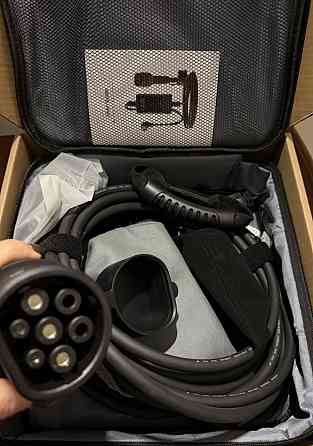 Зарядное устройство на электро автомобиле. Киев