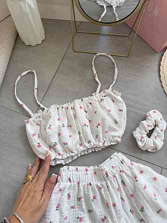 Жіноча ніжна принтована піжама: топ і шорти + гумка для волосся натуральний муслін Молочний 3 Одеса