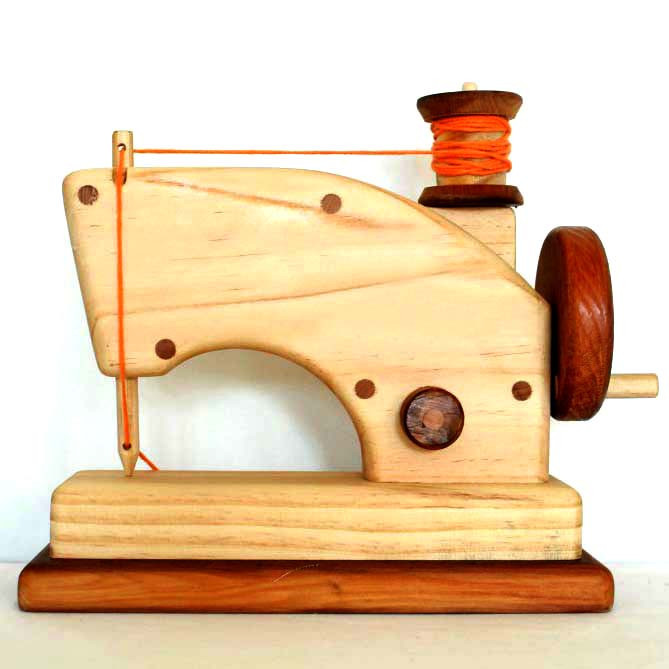 Игрушечная швейная машинка 