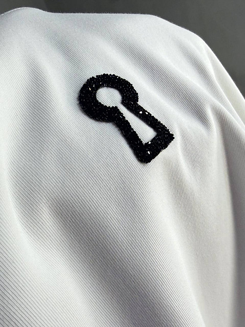 Футболка жіноча A-N 911-21 з аплікацією камінців силует замка базова one size, білий, one size Київ - фото 5