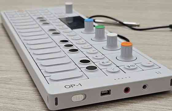 Синтезатор Teenage Engineering OP-1 (TE002) — ідеальний стан. Харків