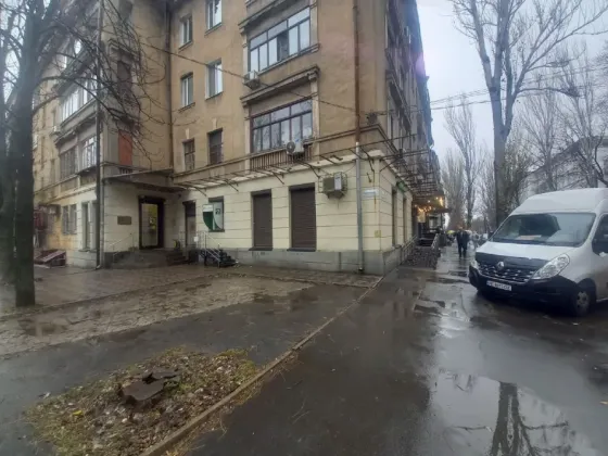 60 м2, на червоній лінії гончара, окремий вхід. Дніпро