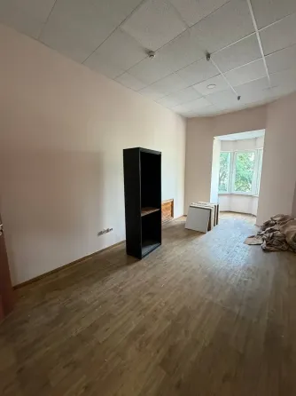 Військових пустять приміщення в центрі міста, 2 поверх, 5 кімнат був Хостел. 3 с\в і 3 душових, Після ремонту ( зараз залишилось постелити лінолеум і  Дніпро
