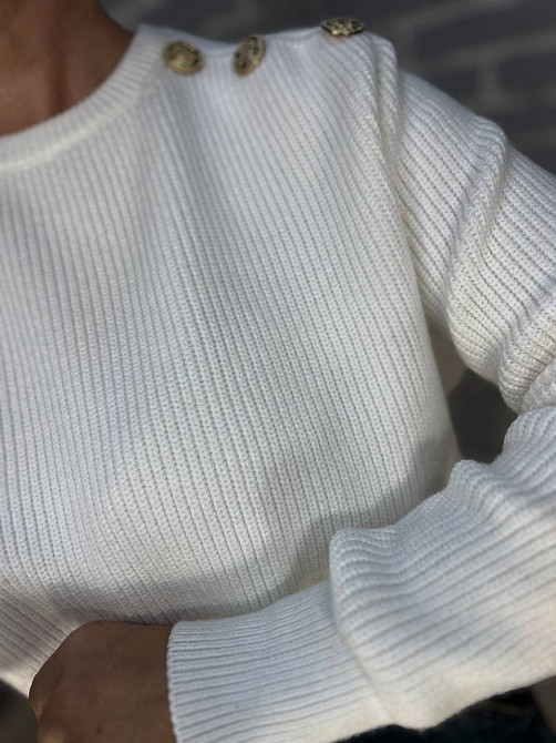 Свитер женский MIX RAY 6733 золотые пуговицы на плечах укороченный свободный, белый, one size Киев - изображение 3