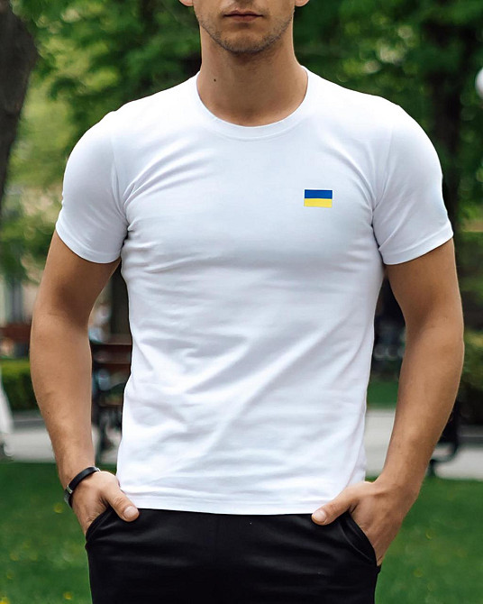 Чоловіча патріотична футболка літня з прапором України на грудях з українською символікою бавовна біла Одеса - фото 2
