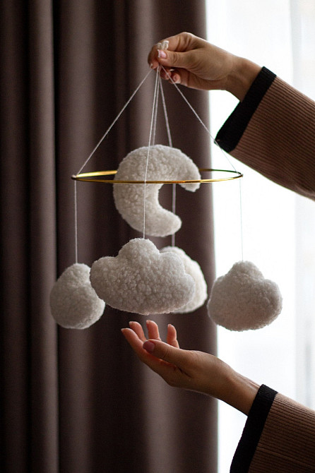 Дитячий мобіль на ліжечко для немовлят ручної роботи WooolyWool «Хмари букле» Київ - фото 5