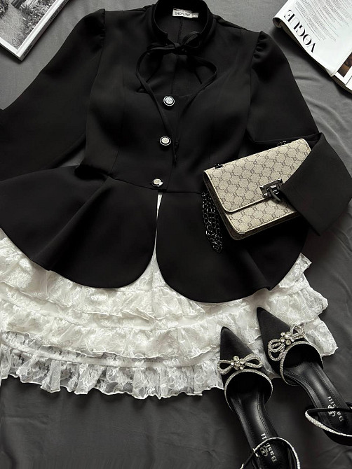 Женский романтичный костюм двойка: приталенный жакет костюмка с кружевной юбкой Одесса - изображение 10