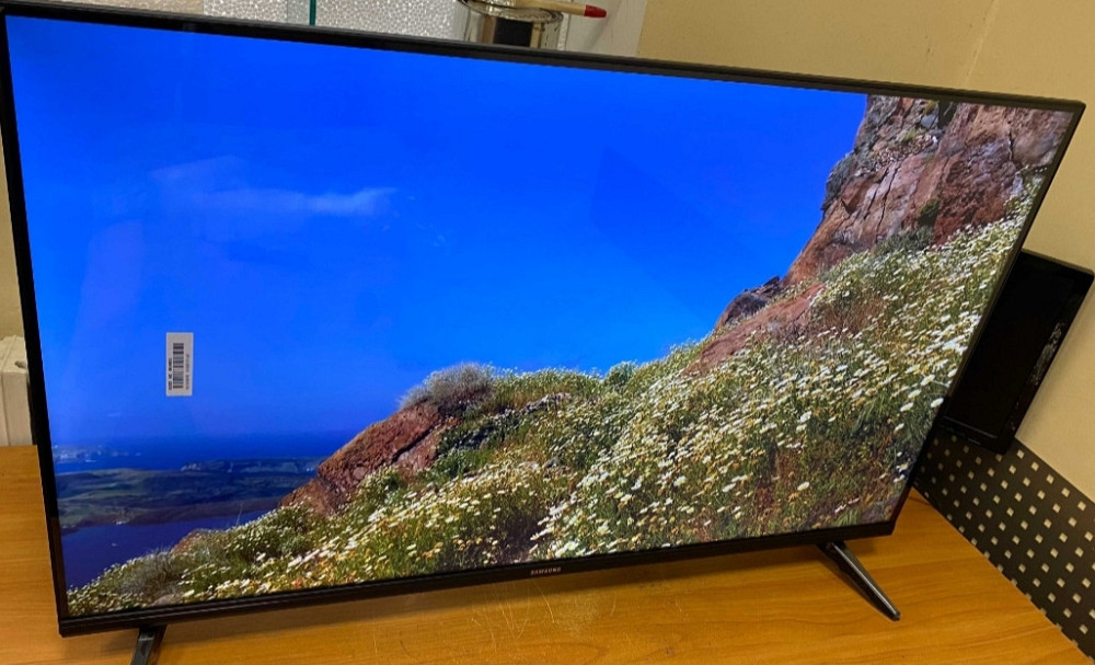 Телевизор: Samsung 4K Smart TV 42