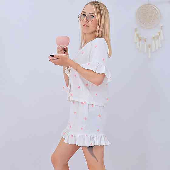 Муслінова жіноча піжама шорти+сорочка біла в рожеві сердечка з рюшами Кам'янець-Подільський