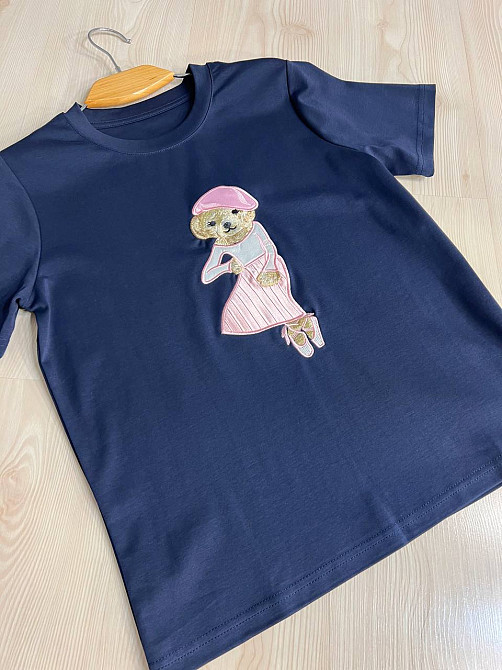 Футболка жіноча A-N 26009 нашивка ведмедик балерина попереду однотонна середня довжина базова one size, темно-синій, one size Київ - фото 4