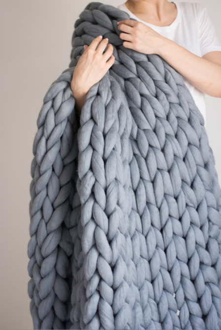 Плед крупной вязки из акриловой шерсти (имитация мериноса) 200х200см, толстая пряжа цвет СВЕТЛО-СЕРЫЙ Кременчуг - изображение 2