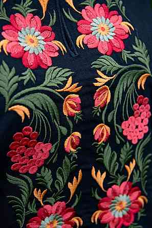 Вышиванка женская с длинным рукавом  льняная, черная  топ Киев