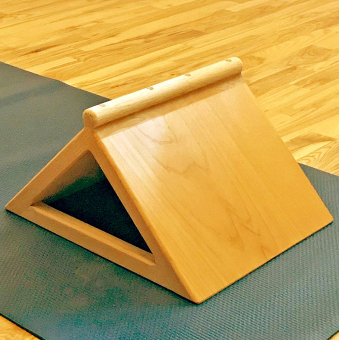 Опорный треугольный йога-блок 