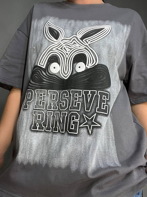 Футболка жіноча YIGOU 23 напис малюнок кролик оверсайз подовжена one size, графіт, one size Київ - фото 15