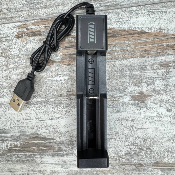 Зарядное устройство USB черное для аккумуляторов 18650, CR123A и других литий-ионных элементов питания Киев
