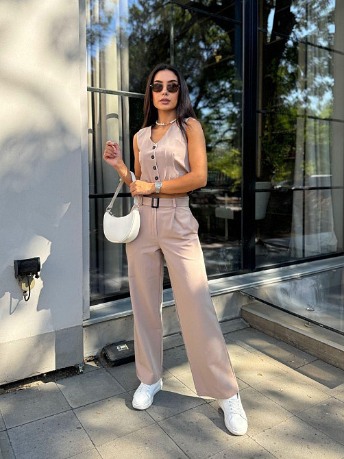 Женский брючный костюм двойка: жилет и брюки турецкая костюмка Капучино, 44 Одесса - изображение 1