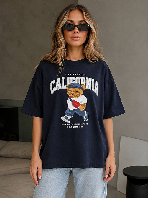 Футболка женская 25125 A-N оверсайз с принтом медвежонок надпись CALIFORNIA one size, темно-синий, one size Киев - изображение 17