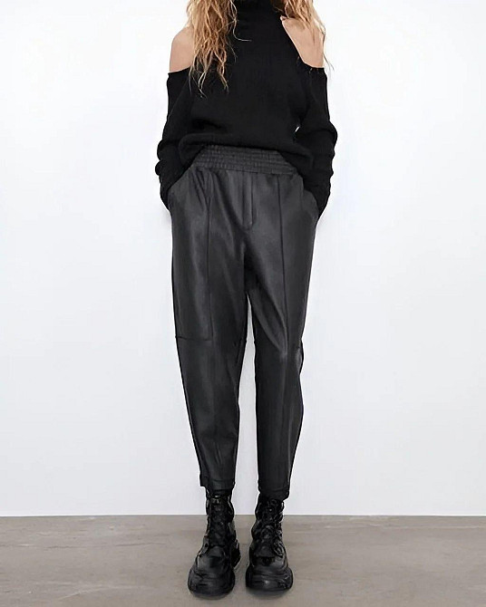 Женские базовые зауженные к низу брюки из экокожи Одесса - изображение 1