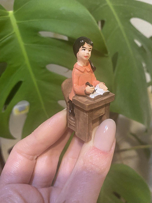 Декоративні фігурки Учні для міні-саду, флораріуму, мініатюри, моделювання, пісочного столу. Полістоун Учениця за шкільною партою Одеса - фото 1