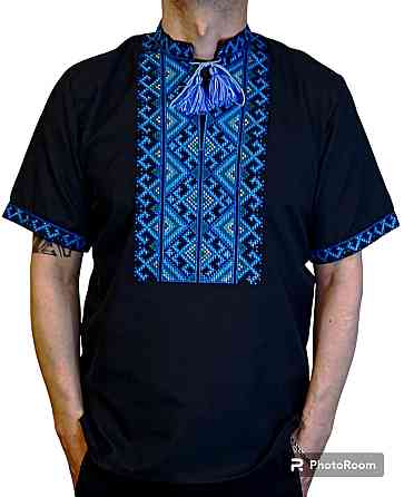 Чорна натуральна чоловіча вишиванка із яскравим голубим орнаментом Київ