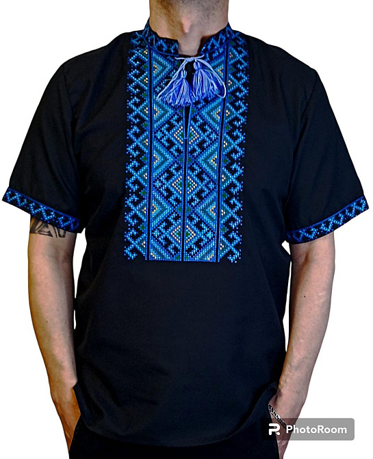 Чорна натуральна чоловіча вишиванка із яскравим голубим орнаментом Київ - фото 3