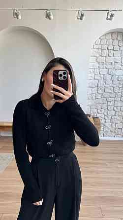 Жіночий укорочений кардиган із декоративними застібками у формі бантиків машинне в'язання Чорний Одеса