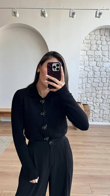 Жіночий укорочений кардиган із декоративними застібками у формі бантиків машинне в'язання Чорний Одеса - фото 4