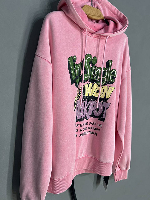 Худи женский A-N 25040 удлиненный оверсайз с капюшоном вареный дай цветная надпись впереди one size, розовый, one size Киев - изображение 5