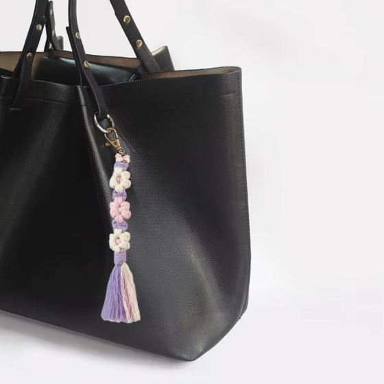 Набір макраме для ручного плетіння і в'язання брелока "Квіти" для ключів і аксесуарів 20х2. 2 см, фіолетовий Кам'янець-Подільський